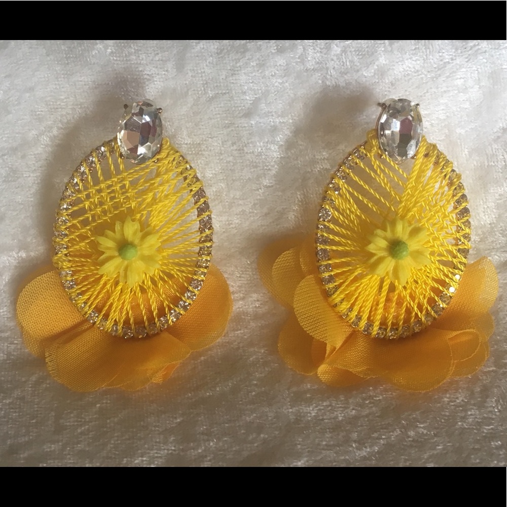 NEW Handmade Canary Yellow Sunflower Earrings NWOT - Picture 3 of 4
